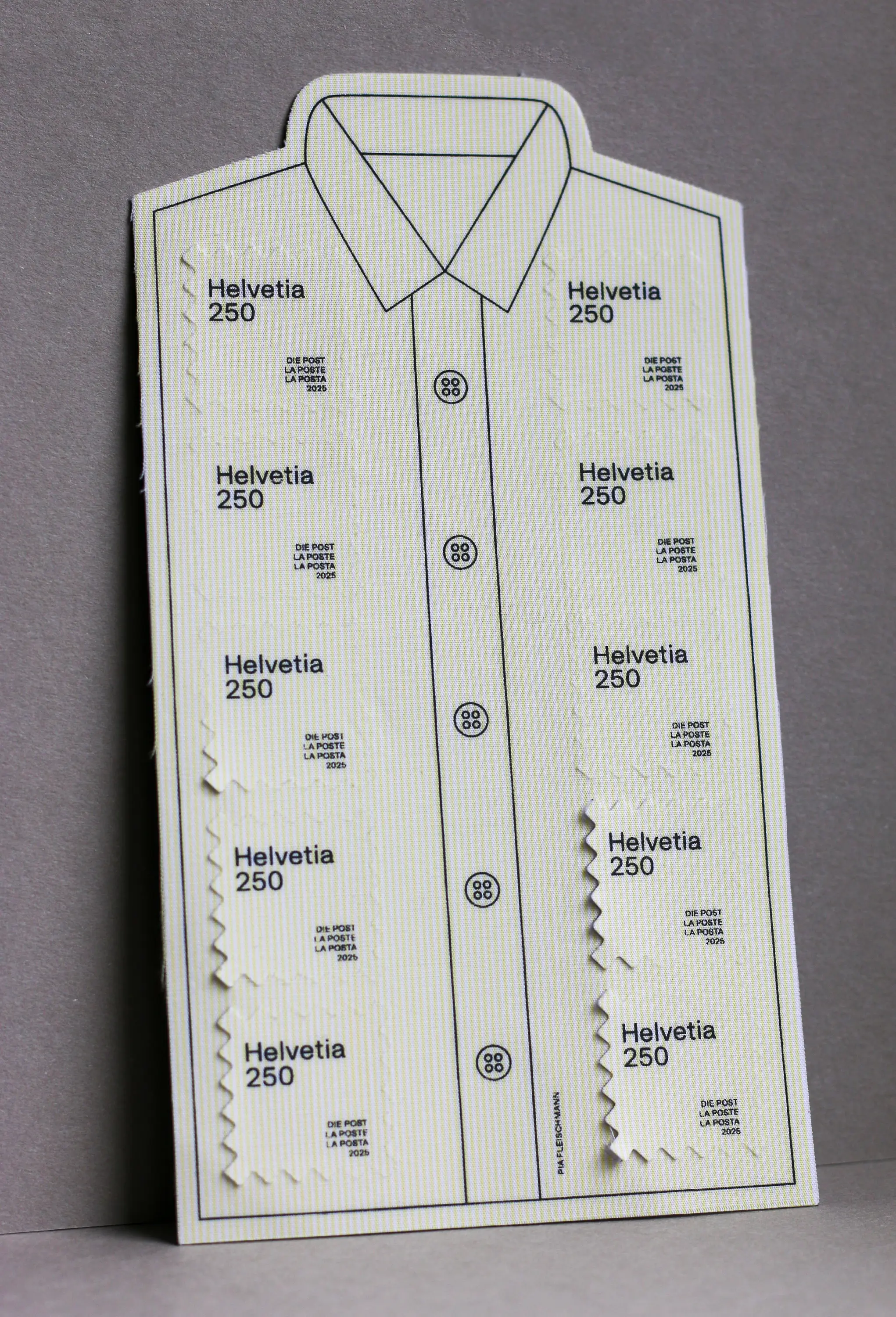 Briefmarkenbogen in Form eines Hemdes