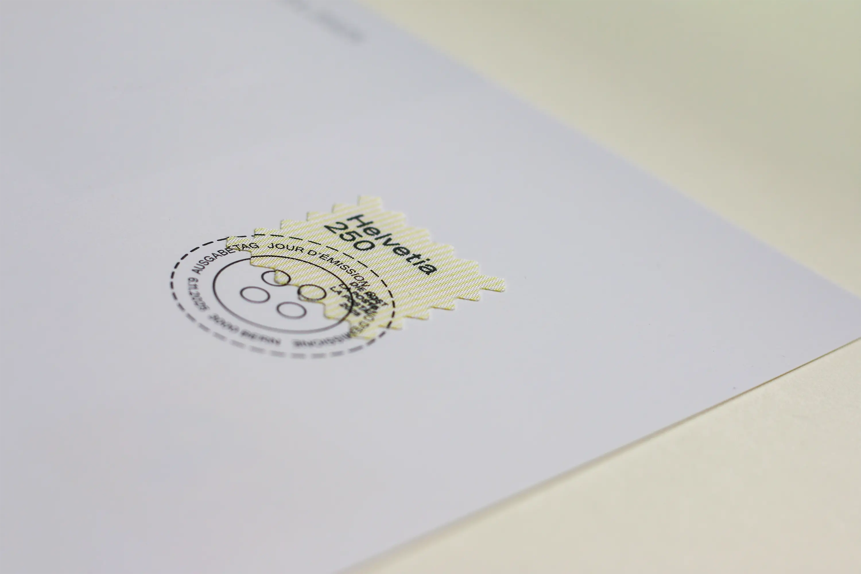 Briefmarke auf einem weissen Couvert