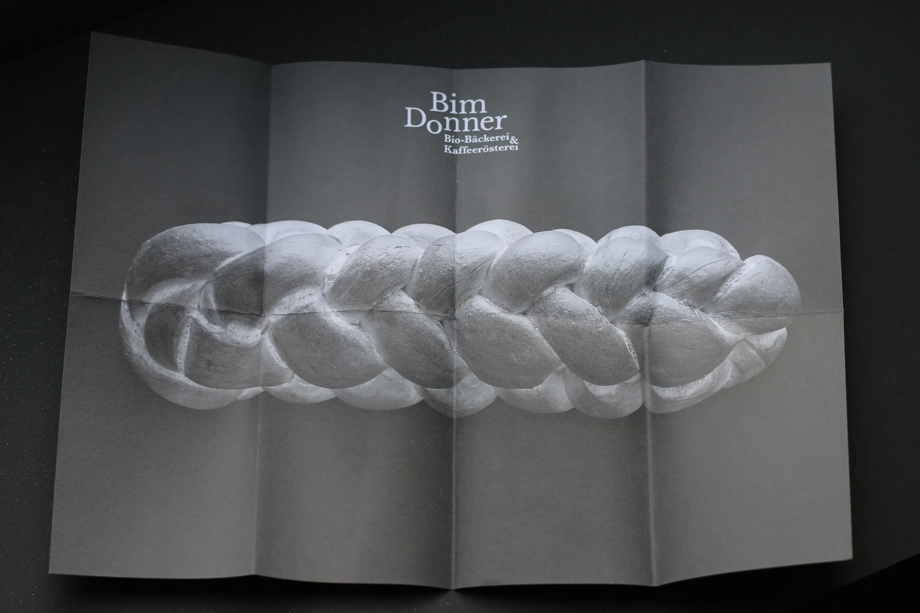 Faltflyer geöffnet Rückseite mit Zopfbild Bio Bäckerei und Kaffeerösterei Bim Donner