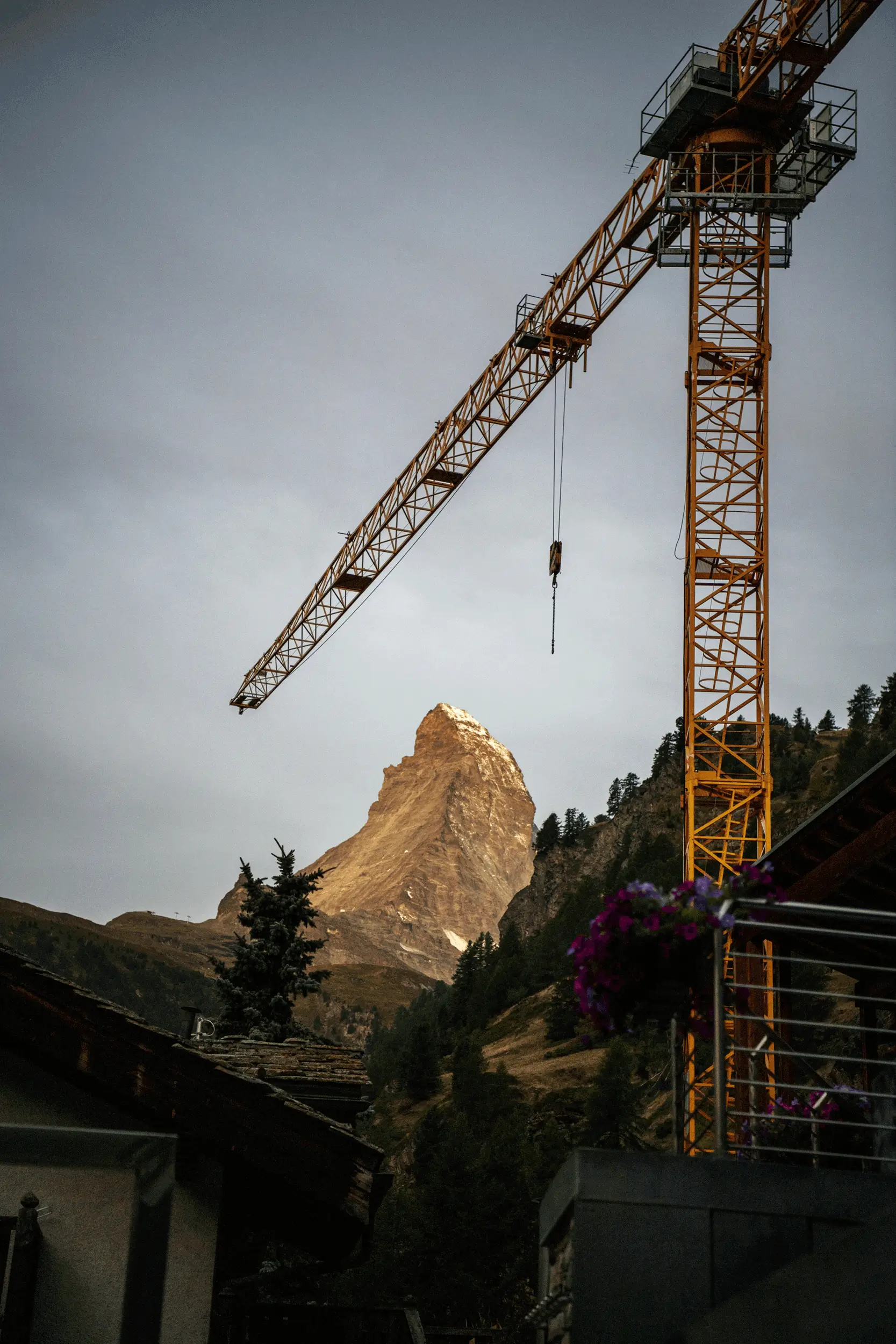 Nikkol Rot für eti Treuhand: Kran in Zermatt